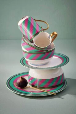 Pip Chique Stripes Dinner Plate Pink/Green 28cm -Pip studio pip studio chique fw2023 tableware stripes 01 lr 2